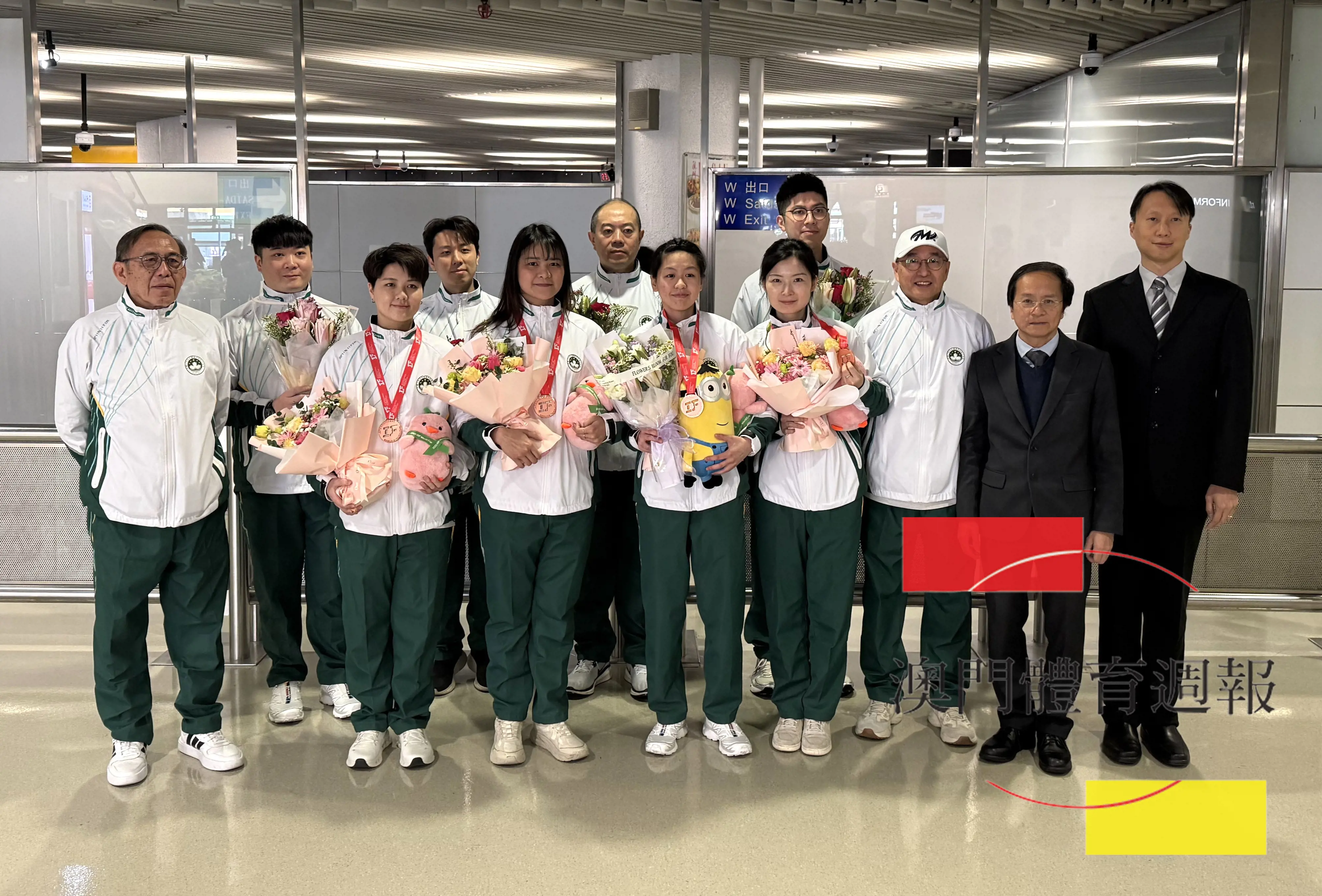 A4 保齡球隊凱旋回澳，體育局領導到碼頭迎接祝賀。.jpg